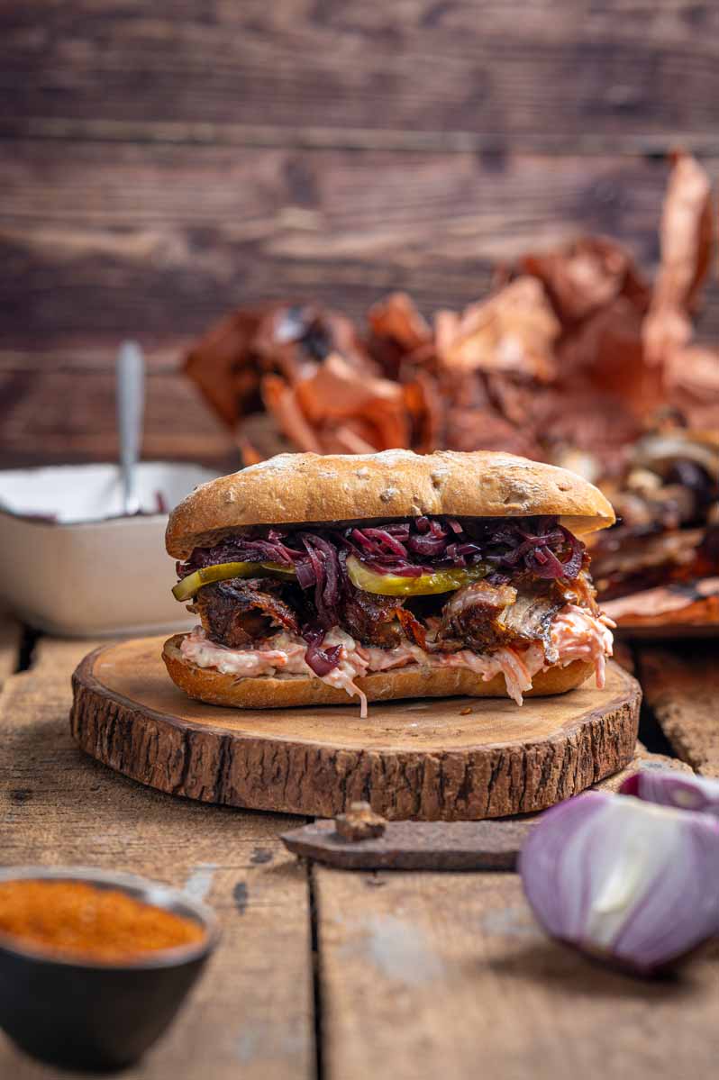 Rib Burger mit Rotweinzwiebeln und Cole Slaw