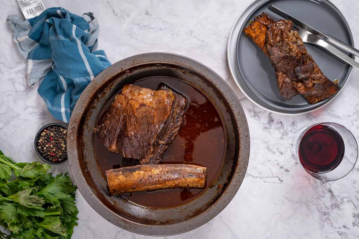 Geschmorte Short Ribs in Rotweinsoße – Zart und Aromatisch