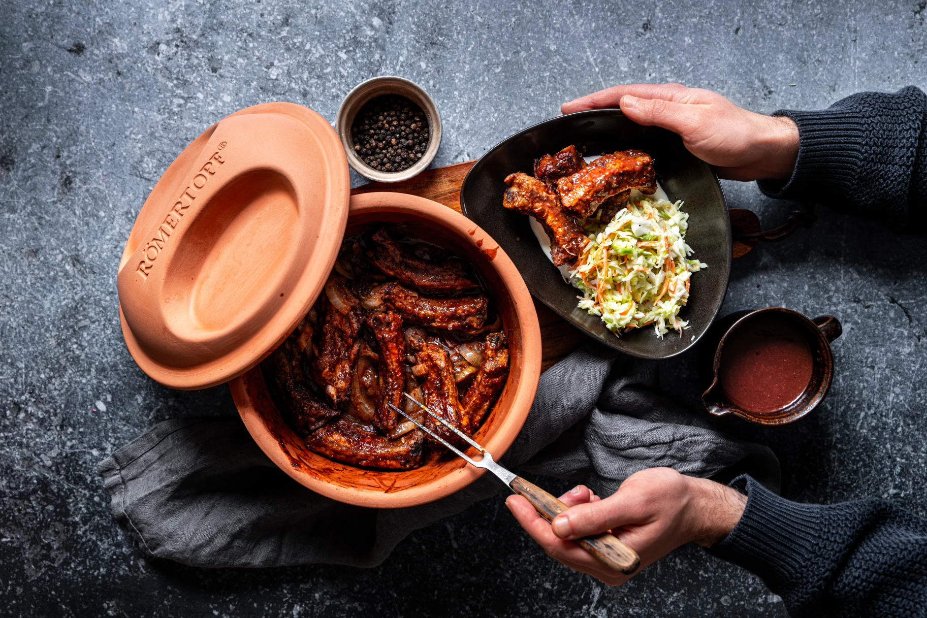 BBQ-Cassis Rippchen mit Cole Slaw – Zart und würzig aus dem Ofen