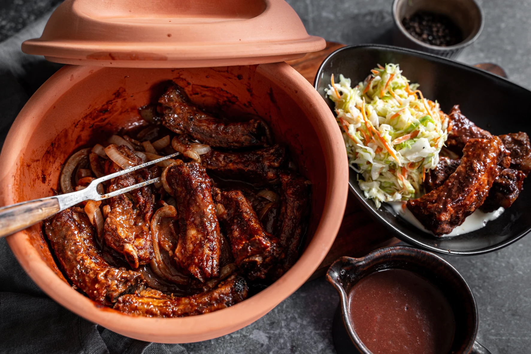 BBQ-Cassis Rippchen mit Cole Slaw